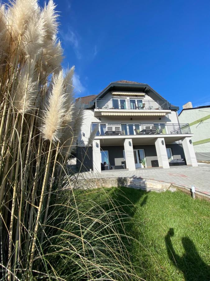 Balkon Apartmanhaz Panzio Balatonfured Exterior photo